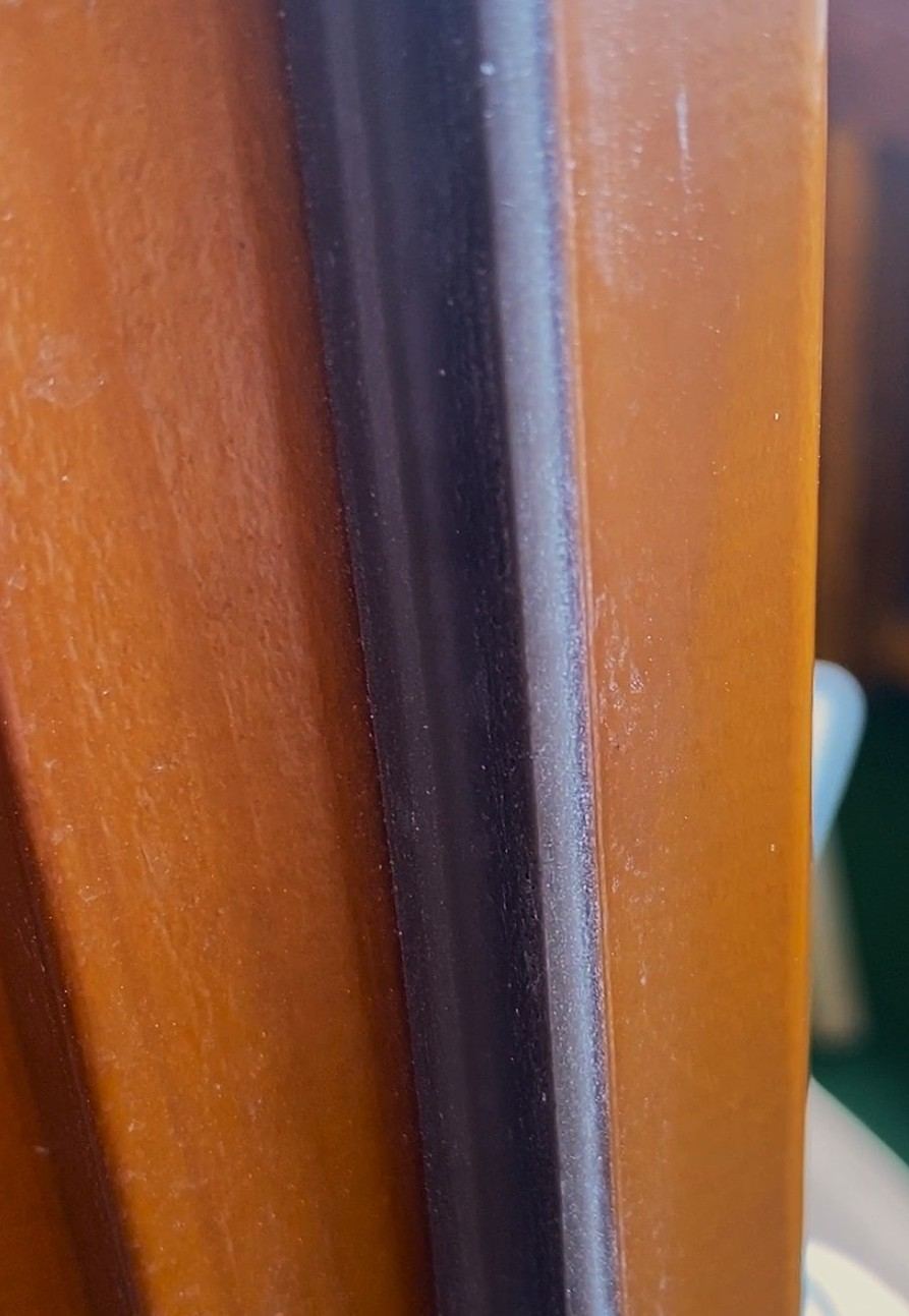 Nahaufnahme einer frisch eingespritzten Fensterdichtung im Rahmen
